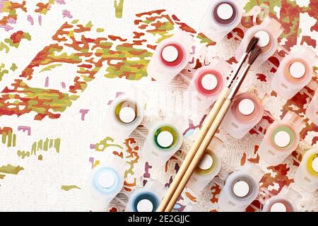 Set di tela, vernici, pennelli e istruzioni per la pittura per attività numeri. Hobby e attività di svago. Disegno e apprendimento a casa Foto Stock