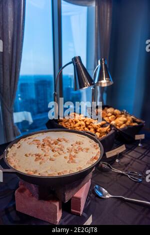 Primo piano verticale dei cibi nel tavolo del buffet Foto Stock