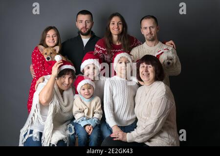 Ritratto di Natale della famiglia estesa, famiglia di tre generazioni - nonni, bambini, fratelli, cani Foto Stock