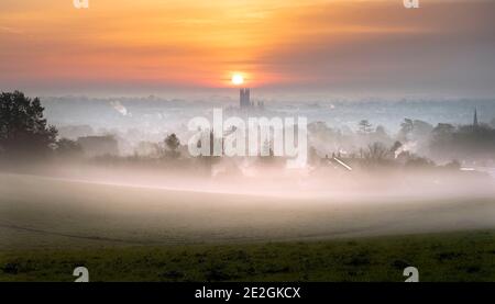 Punto panoramico che si affaccia sulla città di Canterbury e sulla cattedrale di Canterbury all'alba. Foto Stock