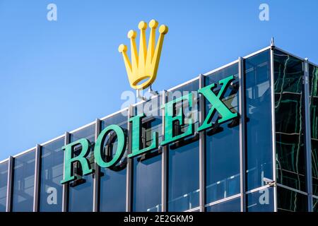 Vista ravvicinata del logo Rolex nella parte superiore di un edificio presso la sede del marchio svizzero di orologi di lusso a Ginevra. Foto Stock