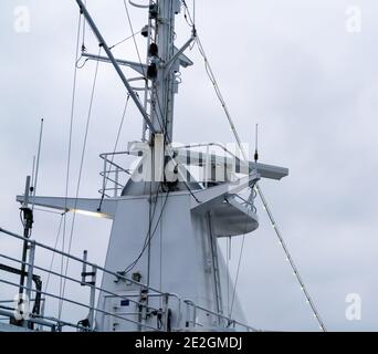 Radar e montante di comunicazione su una nave di grandi dimensioni. Foto Stock