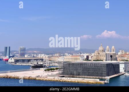 Marsiglia (Francia sud-orientale): Panoramica della città con il Museo MuCEM all'ingresso del vecchio porto e, sullo sfondo, la Cattedrale Foto Stock