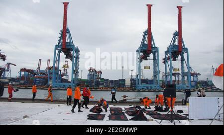 Giacarta, DKI Jakarta, INDONESIA. 14 gennaio 2021. La nave Basarnas ha abbassato 36 parti del corpo e un sacchetto di detriti dall'aereo Srijaya JS 182 che sono stati presi dal luogo di incidente. Credit: Denny Pohan/ZUMA Wire/Alamy Live News Foto Stock