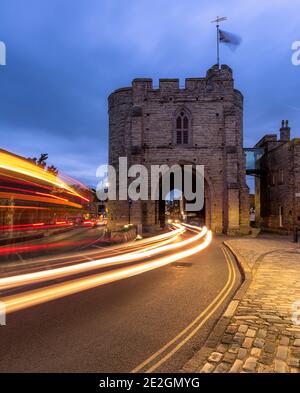 Westgate Towers al crepuscolo; una gatehouse medievale a Canterbury, Kent. Foto Stock