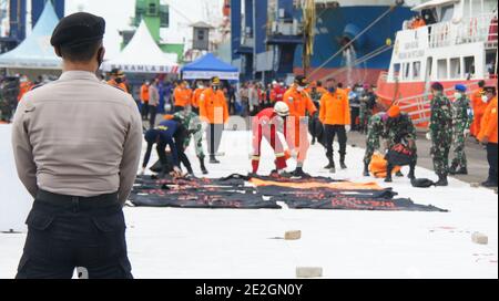 Giacarta, DKI Jakarta, INDONESIA. 14 gennaio 2021. La nave Basarnas ha abbassato 36 parti del corpo e un sacchetto di detriti dall'aereo Srijaya JS 182 che sono stati presi dal luogo di incidente. Credit: Denny Pohan/ZUMA Wire/Alamy Live News Foto Stock