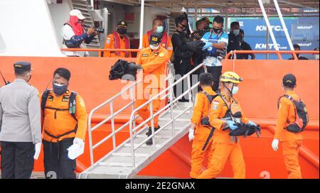 Giacarta, DKI Jakarta, INDONESIA. 14 gennaio 2021. La nave Basarnas ha abbassato 36 parti del corpo e un sacchetto di detriti dall'aereo Srijaya JS 182 che sono stati presi dal luogo di incidente. Credit: Denny Pohan/ZUMA Wire/Alamy Live News Foto Stock