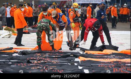 Giacarta, DKI Jakarta, INDONESIA. 14 gennaio 2021. La nave Basarnas ha abbassato 36 parti del corpo e un sacchetto di detriti dall'aereo Srijaya JS 182 che sono stati presi dal luogo di incidente. Credit: Denny Pohan/ZUMA Wire/Alamy Live News Foto Stock