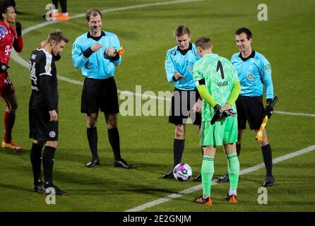 Kiel, Germania. Firo: 13.01.2021 Calcio: Calcio: Campionato Pokal DFB 2020/21 Holstein Kiel - FC Bayern Monaco, Muenchen Seitenwahl con Hauke Wahl (Kiel), arbitro Robert Schroder, goalwart Manuel Neuer (Bayern) | usage worldwide Credit: dpa/Alamy Live News 2021 Foto Stock