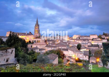 Il villaggio di Saint-Emilion nella zona di Bordeaux (Francia sud-occidentale) in serata, al crepuscolo. Il Juridiction de Saint-Emilion prodotti del vino Foto Stock