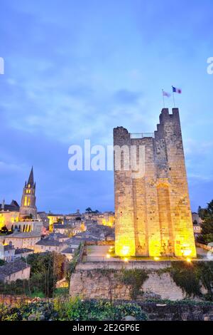 Il villaggio di Saint-Emilion nella zona di Bordeaux e la Torre Tour du Roy in serata, al crepuscolo. Il Juridiction de Saint-Emilion vino prodotto Foto Stock