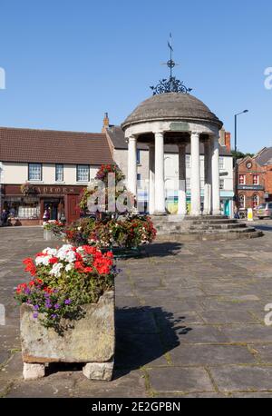 Vista estiva della croce mercato a Tickhill, South Yorkshire Foto Stock