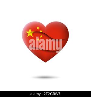 Icona della bandiera cinese a forma di cuore. Ondulazione nel vento. Bandiera cinese ondulata astratta. Stile di taglio della carta. Simbolo vettore, icona, pulsante Illustrazione Vettoriale
