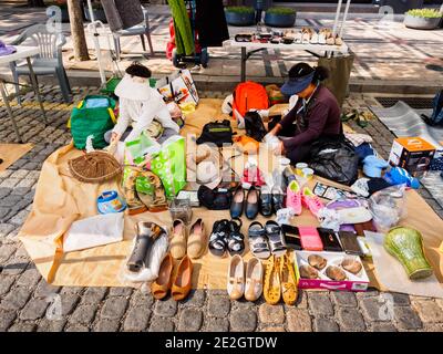 Seoul, Corea del Sud - 18 giugno 2017: Due vendor di donne che vendono oggetti antichi in un mercato delle pulci a Seul Foto Stock