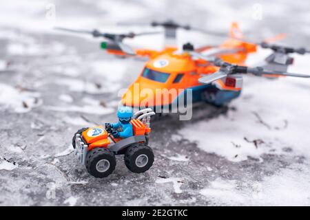 Tambov, Federazione Russa - 28 gennaio 2020 Lego veicolo fuoristrada con esploratore e quadricoptro per impieghi gravosi con 4 rotori rotanti su superficie ghiacciata Foto Stock