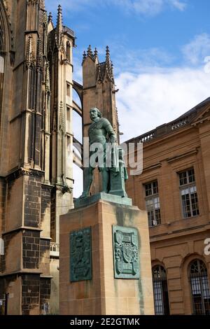 Metz, Francia - il maresciallo Fabert è stato un grande stratega sotto Kings Louis 13 e Louis 14, è un nativo di Metz. Vista frontale della cattedrale gotica St- Foto Stock