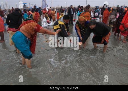 Kolkata, India. 14 gennaio 2021. I pellegrini indù eseguono rituali alla confluenza di Gange e della Baia del Bengala durante il Gangasagar Mela in occasione di Makar Sankranti, un giorno considerato di grande importanza religiosa nella mitologia indù, all'Isola di Sagar, a circa 150 km a sud di Kolkata. (Foto di Dipa Chakraborty/Pacific Press) Credit: Pacific Press Media Production Corp./Alamy Live News Foto Stock