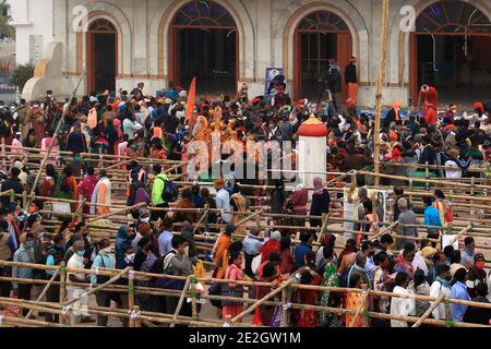 Kolkata, India. 14 gennaio 2021. I pellegrini indù in attesa di coda visitano il Tempio di Kapil Muni durante la Mela di Gangasagar in occasione di Makar Sankranti, una giornata considerata di grande importanza religiosa nella mitologia indù, all'Isola di Sagar, a circa 150 km a sud di Kolkata. (Foto di Dipa Chakraborty/Pacific Press) Credit: Pacific Press Media Production Corp./Alamy Live News Foto Stock