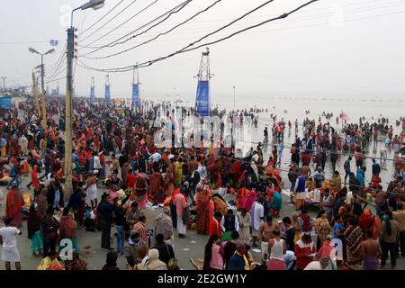 Kolkata, India. 14 gennaio 2021. Pellegrini indù alla confluenza di Gange e la Baia del Bengala durante il Gangasagar Mela in occasione di Makar Sankranti, un giorno considerato di grande importanza religiosa nella mitologia indù, a Sagar Island, circa 150 km a sud di Kolkata. (Foto di Dipa Chakraborty/Pacific Press) Credit: Pacific Press Media Production Corp./Alamy Live News Foto Stock