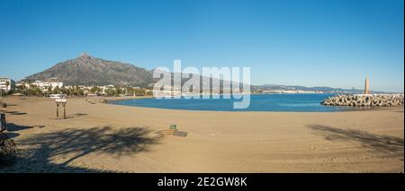 Spiaggia di Puerto Banús, Marbella, con il Monte Concha alle spalle, Costa del sol, stagione invernale, Andalusia, Spagna. Foto Stock