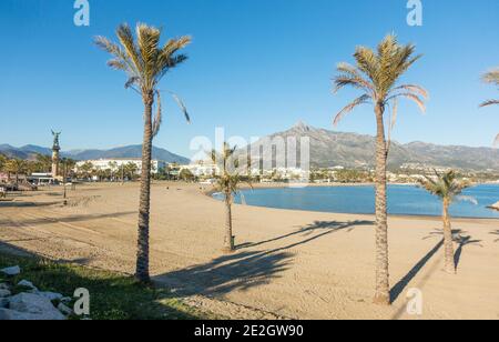 Spiaggia di Puerto Banús, Marbella, con il Monte Concha alle spalle, Costa del sol, stagione invernale, Andalusia, Spagna. Foto Stock