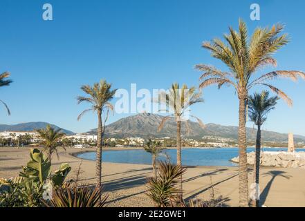 Spiaggia di Puerto Banús, Marbella, con il Monte Concha alle spalle, Costa del sol, stagione invernale, Andalusia, Spagna. Foto Stock