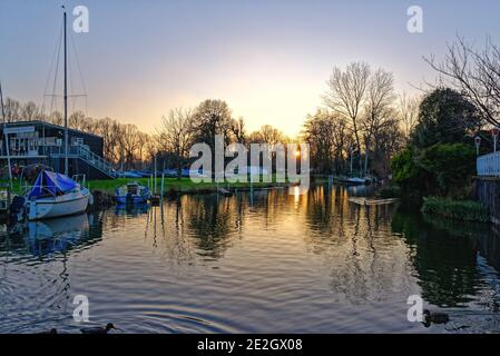 Il lungofiume e il Tamigi a Shepperton in una fredda giornata di inverni soleggiati, Surrey England UK Foto Stock