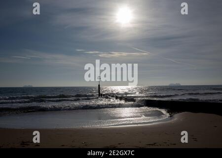 Le navi da crociera indesiderate si trovano nella Manica fuori Bournemouth spiaggia in inverno 28 novembre 2020 Neil Turner Foto Stock