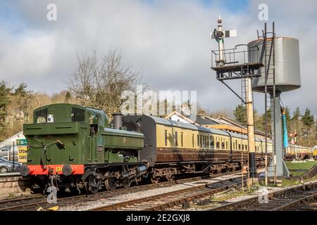 GWR '1366' classe 0-6-0T No. 1369 attende a Buckfastleigh sulla South Devon Railway Foto Stock