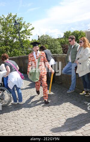 Ayr, Ayrshire, Scozia, Regno Unito. Tour delle TWA Brigs. Un evento organizzato dal south Ayshire council come parte del Burns Festival commers il poeta Robert Burns. Una delle sue poesie si riferiva alla costruzione di un nuovo ponte sul fiume Ayr. Un tour guidato dei siti storici è iniziato presso l'Auld Briga con un attore vestito in un abito ispirato da mattoni discutere con un personaggio forma il 18th secolo, discutere l'istore y dei ponti che ha collegato al poema Robert Burns Foto Stock