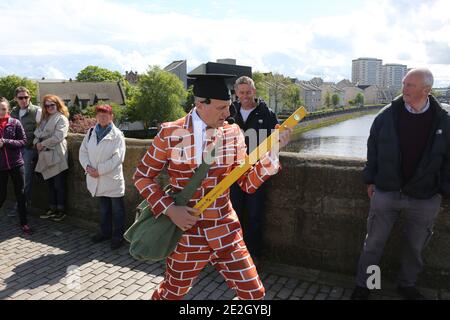 Ayr, Ayrshire, Scozia, Regno Unito. Tour delle TWA Brigs. Un evento organizzato dal south Ayshire council come parte del Burns Festival commers il poeta Robert Burns. Una delle sue poesie si riferiva alla costruzione di un nuovo ponte sul fiume Ayr. Un tour guidato dei siti storici è iniziato presso l'Auld Briga con un attore vestito in un abito ispirato da mattoni discutere con un personaggio forma il 18th secolo, discutere l'istore y dei ponti che ha collegato al poema Robert Burns Foto Stock