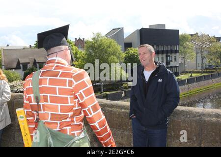 Ayr, Ayrshire, Scozia, Regno Unito. Tour delle TWA Brigs. Un evento organizzato dal south Ayshire council come parte del Burns Festival commers il poeta Robert Burns. Una delle sue poesie si riferiva alla costruzione di un nuovo ponte sul fiume Ayr. Un tour guidato dei siti storici è iniziato presso l'Auld Briga con un attore vestito in un abito ispirato da mattoni discutere con un personaggio forma il 18th secolo, discutere l'istore y dei ponti che ha collegato al poema Robert Burns Foto Stock