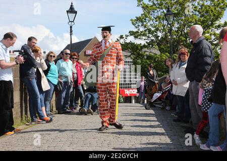 Ayr, Ayrshire, Scozia, Regno Unito. Tour delle TWA Brigs. Un evento organizzato dal south Ayshire council come parte del Burns Festival commers il poeta Robert Burns. Una delle sue poesie si riferiva alla costruzione di un nuovo ponte sul fiume Ayr. Un tour guidato dei siti storici è iniziato presso l'Auld Briga con un attore vestito in un abito ispirato da mattoni discutere con un personaggio forma il 18th secolo, discutere l'istore y dei ponti che ha collegato al poema Robert Burns Foto Stock