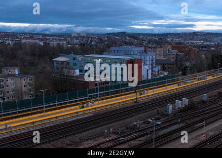 Vista di Brighton sulla linea ferroviaria da Highcroft Villas, Brighton & Hove, East Sussex, Regno Unito Foto Stock