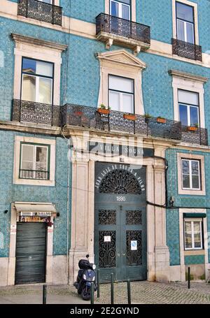 Portogallo, Lisbona: La Villa Sousa, edificio coperto di piastrelle blu (Azulejos) nel quartiere Graca di Lisbona Foto Stock