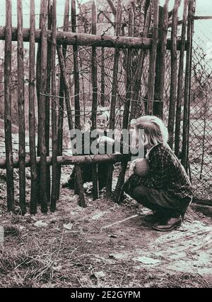 Inizio della costruzione del Muro di Berlino. Amicizia al confine est-ovest di Berlino. Germania. anni '60 Foto Stock