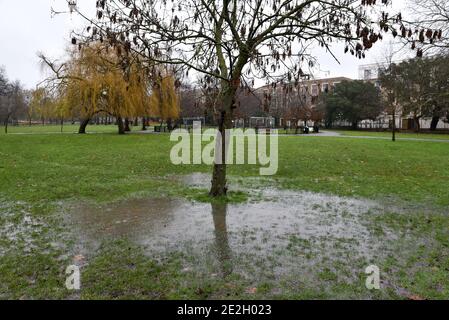 Downhills Park, Tottenham, Londra, Regno Unito. 14 gennaio 2021. Regno Unito Meteo: Pioggia e freddo a Londra. Credit: Matthew Chpicle/Alamy Live News Foto Stock