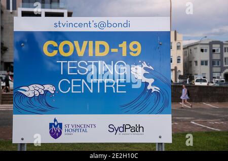 Sydney, Australia. 14 gennaio 2021. Un residente passa accanto a un centro di test COVID-19 a Sydney, Australia, 14 gennaio 2021. La più grande città australiana di Sydney ha registrato cinque casi di COVID-19 acquisiti localmente martedì, mentre le autorità hanno esortato il pubblico ad essere testato e ad aumentare l'apertura e la trasparenza con i traccianti di contatto. Credit: Bai Xuefei/Xinhua/Alamy Live News Foto Stock