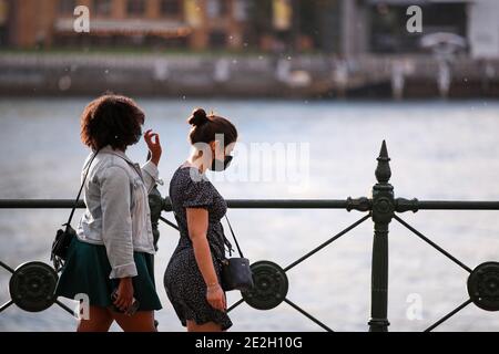 Sydney, Australia. 14 gennaio 2021. La gente cammina vicino alla Sydney Opera House a Sydney, Australia, 14 gennaio 2021. La più grande città australiana di Sydney ha registrato cinque casi di COVID-19 acquisiti localmente martedì, mentre le autorità hanno esortato il pubblico ad essere testato e ad aumentare l'apertura e la trasparenza con i traccianti di contatto. Credit: Bai Xuefei/Xinhua/Alamy Live News Foto Stock