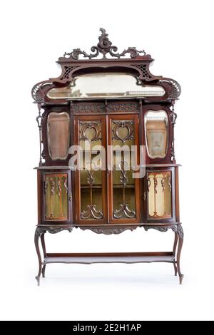 Bellissimo bureau in legno d'epoca su sfondo bianco. Foto Stock