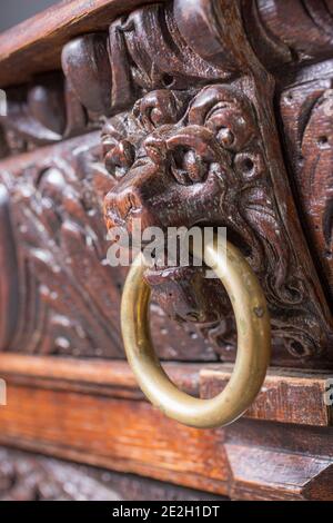 Una parte della vecchia grungy cassa di legno decorazione. Francia Foto Stock