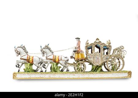 Statuette di porcellana di carrozza su sfondo bianco (con percorso di clipping). Foto Stock