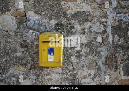 Fourmagnac (Francia meridionale): Casella postale gialla di la Poste (servizio postale della Francia) Foto Stock