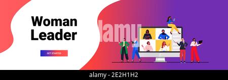 donne d'affari che hanno riunione in linea di riunione di corsa donne di affari discutono durante la videochiamata con i colleghi sullo schermo del monitor, verticale orizzontale illustrazione vettoriale Illustrazione Vettoriale
