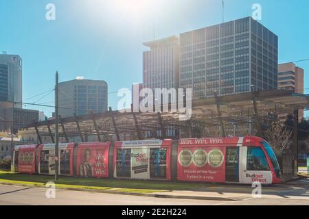 Adelaide City, South Australia - 13 agosto 2019: Tram moderno AdelaideMetro che attraversa Victoria Square in una giornata intensa Foto Stock