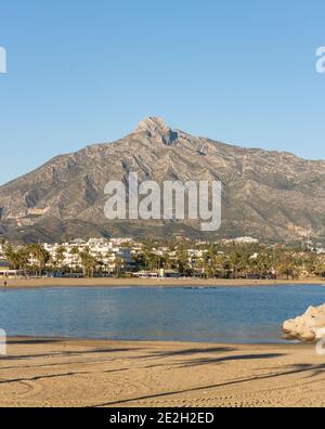 Spiaggia di Puerto Banús, Marbella, con il Monte Concha alle spalle, Costa del sol, stagione invernale, Andalusia, Spagna. Foto Stock