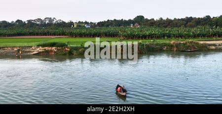 Area di Kalna, Bengala Occidentale, India. Vista aerea sul fiume Hooghly, parte del Gange. La campagna è divisa in piccoli appezzamenti di terreno coltivato Foto Stock