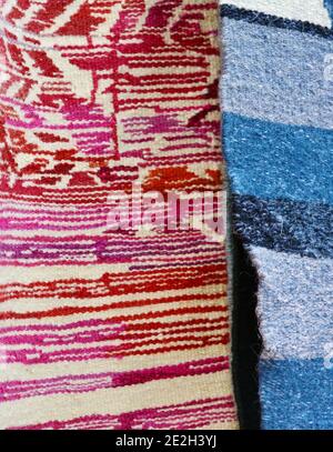 Molti tappeti colorati nel negozio. Sfondo. Tappeti Rolls Shop decorazioni in tessuto colorato. Foto Stock