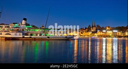 Città di Luzern sera lungomare e barca sul lago svizzero Luzern vista, Svizzera centrale Foto Stock