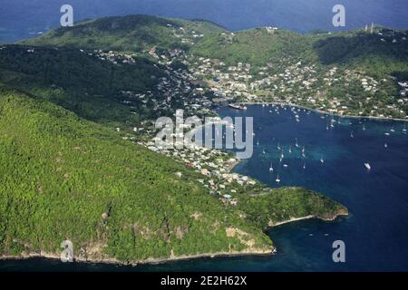 Caraibi, Saint Vincent e Grenadine: Vista aerea dell'isola privata di Bequia. Port Elizabeth, sulla costa occidentale Foto Stock